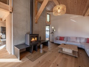 TV, fireplace - Chalet with jacuzzi and pets allowed, Mont-Blanc views (Chamonix-Mont-Blanc)
