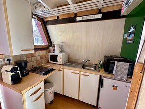 Geladeira, micro-ondas, cooktop, cafeteira/chaleira