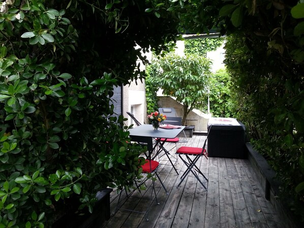 Outdoor dining - Renovated cottage with garden, pet-friendly, near Vendéen beaches (Champagné-les-Marais)