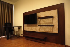 Minibar, caja de seguridad en la habitación y escritorio 