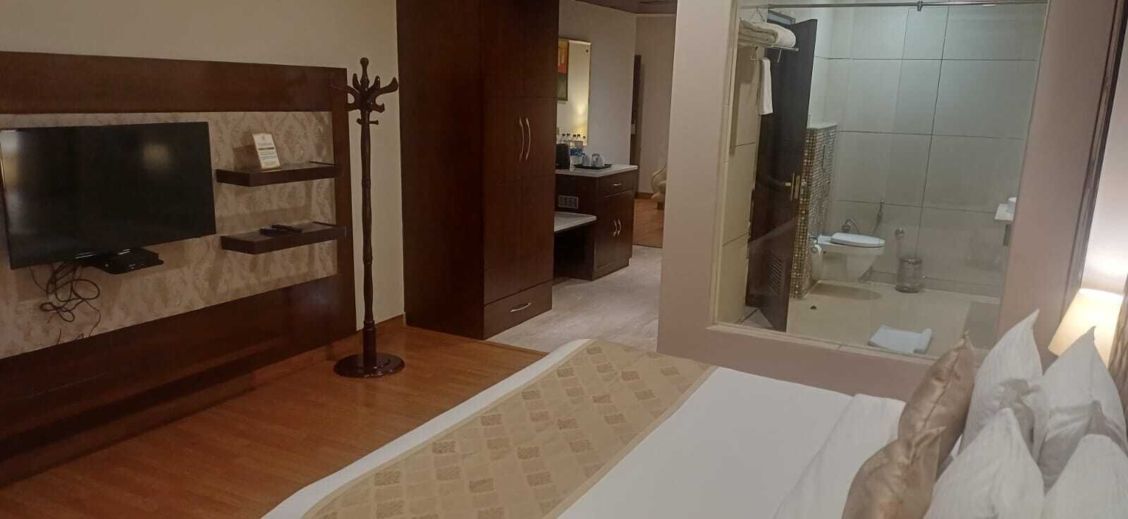 Presidential Room, 1 Double Bed, Private Bathroom, City View | In-room safe, desk, laptop workspace, blackout drapes