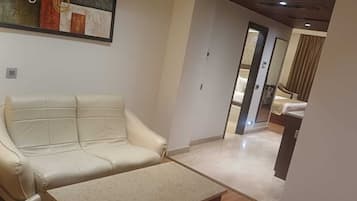 Habitación presidencial, 1 cama doble, baño privado, vistas a la ciudad | Interior