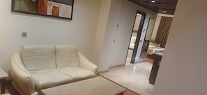 Habitación presidencial, 1 cama doble, baño privado, vistas a la ciudad | Interior