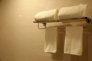 Habitación ejecutiva doble, 1 cama de matrimonio grande, no fumadores, vistas a la ciudad | Baño | Jabón, champú y papel higiénico