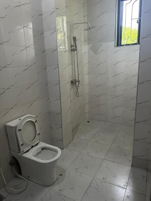 Jabón y papel de baño 