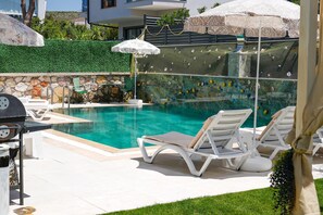 Una piscina al aire libre de temporada