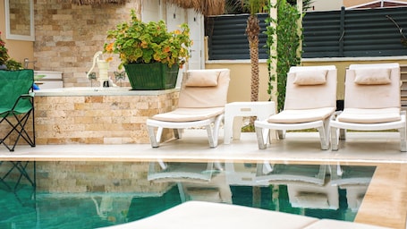 Una piscina al aire libre de temporada