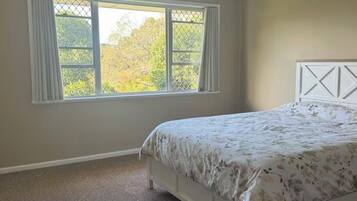 3 quartos, escrivaninha, ferros/tábuas de passar roupa