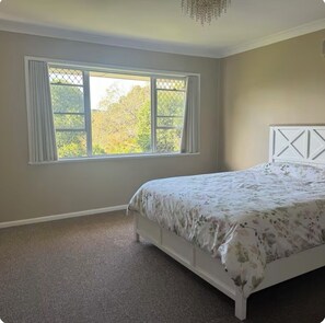 3 bedrooms, desk, iron/ironing board, free WiFi - TAREE CBD HOME PLUS (Taree)