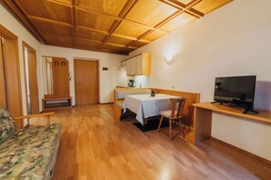 Appartement Classique, balcon, vue jardin | Coin séjour | Télévision à écran plat de 43 pouces avec chaßnes par satellite
