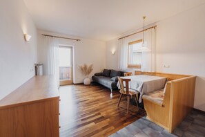 Deluxe Apartment, Balcony, Mountain View | Living area | 43-inch flat-screen TV with satellite channels - Appartements Elke (Lagundo)