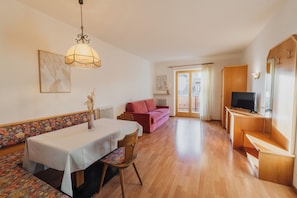 Comfort-lejlighed - balkon - bjergudsigt | Opholdsområde | 43-tommers fladskærms-tv med satellitkanaler
