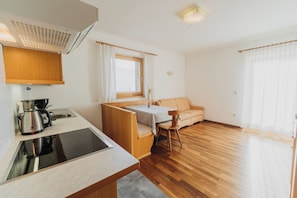 Appartement Confort, balcon, vue montagne | Coin séjour | Télévision à écran plat de 43 pouces avec chaînes par satellite