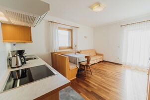 Apartamento conforto, sacada, vista para a montanha | Área de estar | TV de tela plana 43 polegadas com canais via satélite