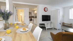 Dining - The Evenlode | Kidlington Holiday Let | 1 Bed & Sleeps 2 (Kidlington)