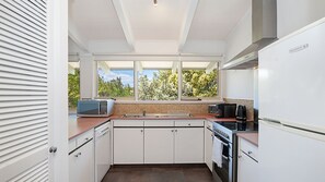 Refrigerador, microondas, horno y parrilla de estufa 