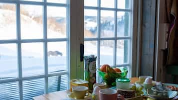 Cabin, 2 Bedrooms, Terrace, Garden View | Dining