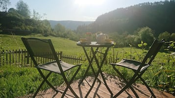 Baita, 2 camere da letto, terrazzo, vista giardino | Ristorazione all'aperto