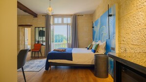 Una camera da letto con un letto, una sedia, una scrivania, una finestra e vista sull'esterno.