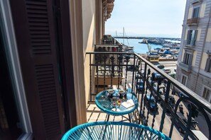 Camera matrimoniale con balcone | شرفة/رواق