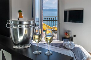 Junior Suite con Balcone e vista Mare | Minibar, individually decorated, individually furnished, desk - Gram Suites (Naples)