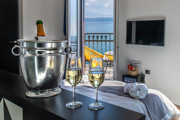 Junior Suite con Balcone e vista Mare | Minibar, individuelt dekorert, individuelt innredet og skrivebord