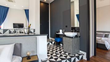 Junior Suite con Balcone e vista Mare | Minibar, individually decorated, individually furnished, desk