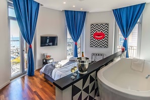 Junior Suite con Balcone e vista Mare | Minibar, individuelt dekorert, individuelt innredet og skrivebord