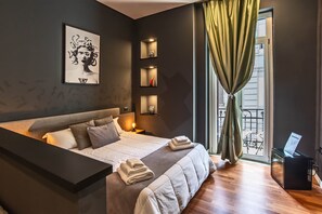 Camera tripla con balcone | Minibar, individuelt dekorert, individuelt innredet og skrivebord