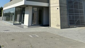 A modern building with a flat roof, multiple balconies, and large windows. - Dormi-RE (Reggio nell'Emilia)