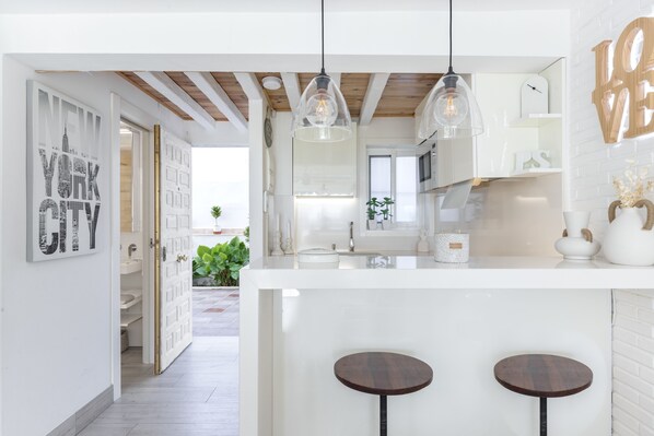 Réfrigérateur, micro-ondes, plaque de cuisson, cafetière/bouilloire