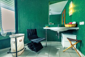 Shower, hair dryer, towels - Kallimarmaro Residence, Villa (Athens)