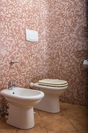 A bathroom with two toilets and a bidet. - Nettuno Hotel Palace (Belvedere Marittimo)
