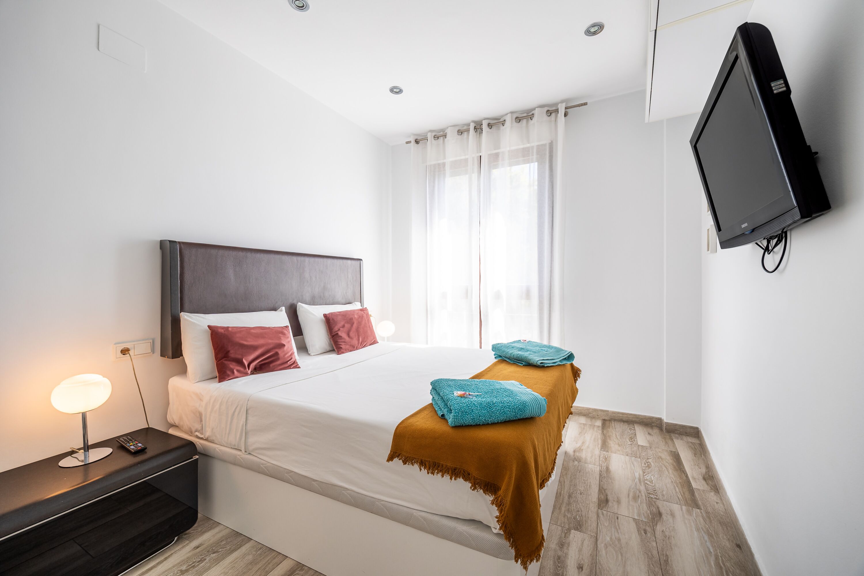 2 dormitorios, tabla de planchar con plancha, cuna de viaje