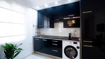 Een koelkast, een microgolfoven, een kookplaat, een broodrooster