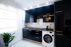 Kjøleskap, mikrobølgeovn, kokeplater og brødrister