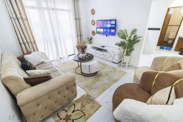 Appartamento Classic, balcone | Area soggiorno | Smart TV 24 pollici con canali digitali