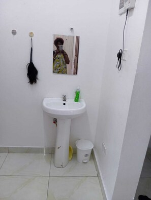 家庭公寓, 陽台, 城市景觀 | 浴室 | 淋浴設備、拖鞋、毛巾、肥皂