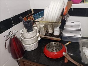 經典公寓, 陽台 | 私人廚房 | 電冰箱、微波爐、鍋具/餐盤/廚房用品、餐桌