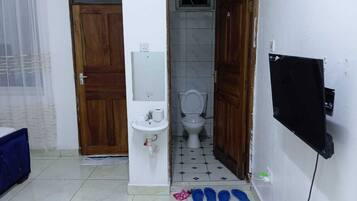 Family Apartment, Balcony, City View | Ruang tamu | 24 inci sebuah televisyen pintar dengan digital