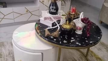 Apartamento clássico, sacada | Área de estar | Smart TV 24 polegadas com canais digitais