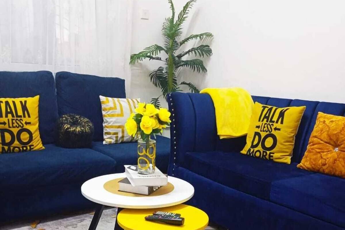 Apartemen Keluarga, balkon, pemandangan kota | Area keluarga | Smart TV 24-inci dengan saluran TV digital