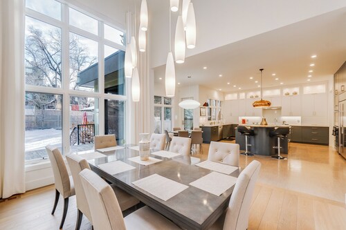 Windsor - Luxury Mansion King Bed & Heated garage