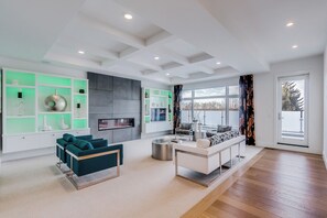 スマートテレビ、暖炉、書斎 / ワークスペース