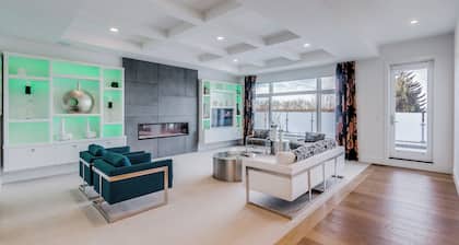 Windsor - Luxury Mansion King Bed & Heated garage