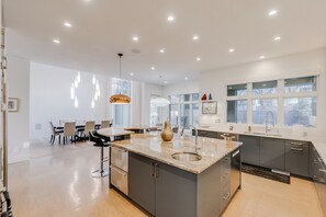 Fridge, microwave, oven, stovetop - Windsor - Luxury Mansion, Rooftop Patio w/ City Skyline View, BBQ (Edmonton)