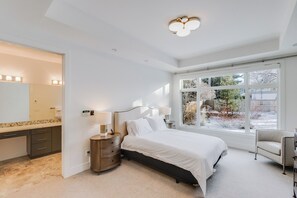 7 soverom, skrivebord, strykejern/-brett og reiseseng for barn