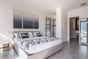 3 Schlafzimmer, Schreibtisch, Bügeleisen/Bügelbrett, Reisekinderbett