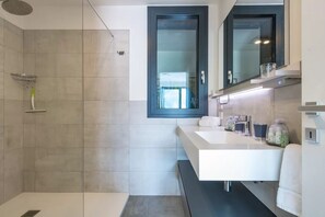 Douche, sĂšche-cheveux, bidet, serviettes fournies