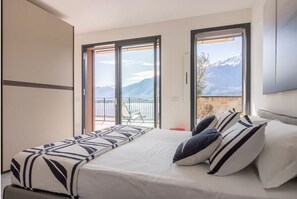 3 soverom, skrivebord, strykejern/-brett og reiseseng for barn